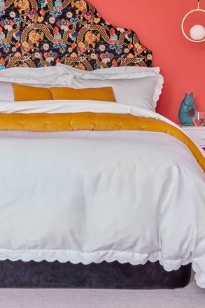 Christy Scallop Edge Cotton Sateen Duvet Sets in White | Size: Double
