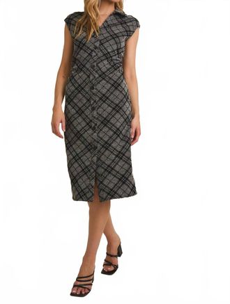 Gilli Collared Sleeveless Button Down Plaid Midi Dress In Grey-Black Plaid