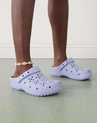Crocs Classic - Zoccoli blu foschia con cut-out a fiori