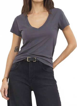 La Made Arlo V-Neck Short Sleeve Tee In Pewter