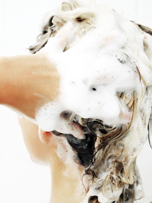 ragazza che fa lo shampoo