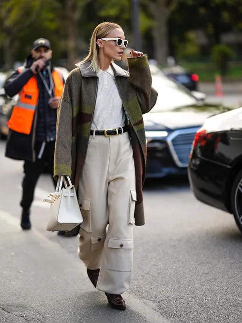 Viktoria Rader trägt eine beige Cargohose zu einem minimalistischen Look auf der Paris Fashion Week