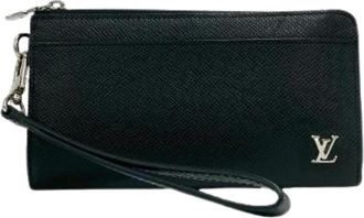 Louis Vuitton Pre-owned Clutches, male, Black, Size: ONE SIZE Pre-owned Zippy Dragonne Taiga Long Wallet