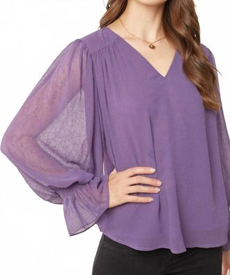 Entro Textured V-Neck Top In Plum