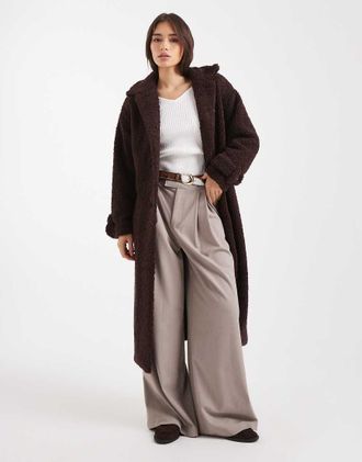 Wednesday's Girl Giacca al polpaccio in morbido pile borg marrone con cintura