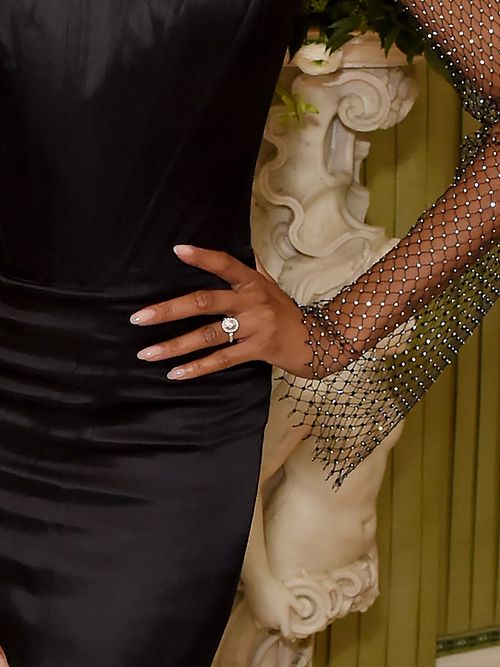 Close-up von dem Verlobungsring von Jourdan Dunn.