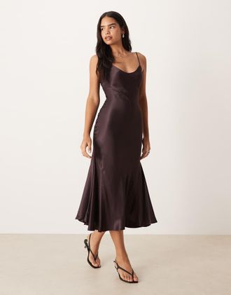 Asos Vestito sottoveste midi in raso color cioccolato con scollo a V e spalline sottili-Marrone