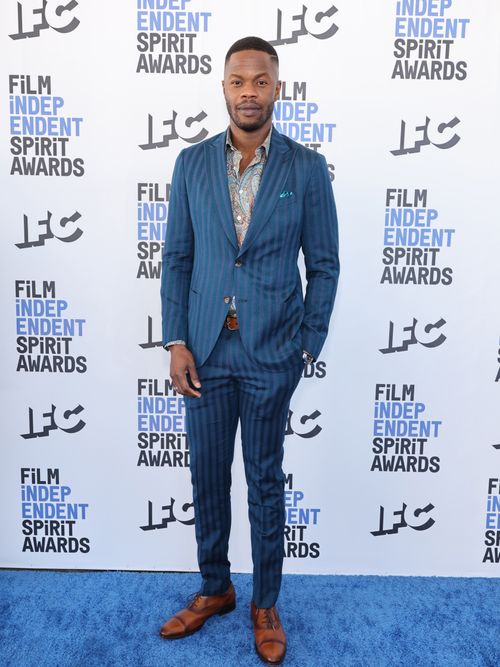 Schauspieler Sam Adegoke trägt einen Nadelstreifanzug bei einer Awardverleihung in Santa Monica