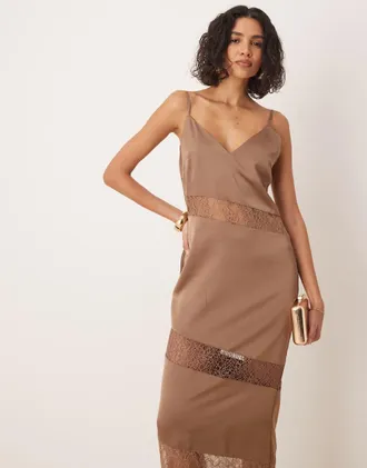 Pretty Lavish Vestito sottoveste lungo color mocha con inserti in pizzo-Marrone
