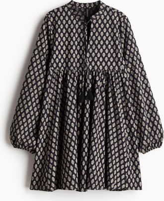 H&M Baumwollkleid mit Bindedetail - Schwarz/Gemustert