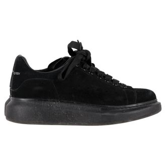 Alexander McQueen Alexander McQueen Oversized Sneakers in Drieostige Zwart Suède