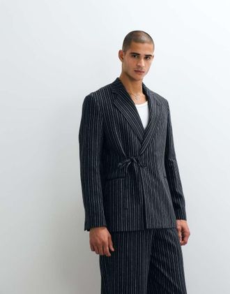 Asos giacca da abito regular in misto lino con cintura da annodare in vita a righe navy-blu navy