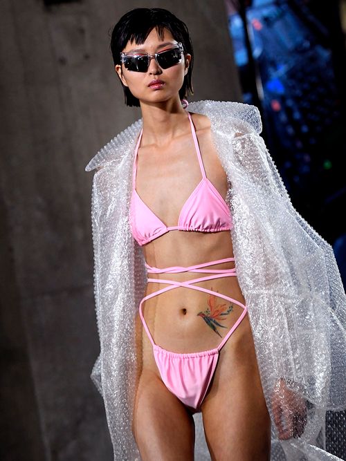 Wenn wir uns die Influencer-Accounts so ansehen dann werden Bikinis diese Saison jetzt nach alter 80er Jahre Manier mit hohem Beinausschnitt getragen.