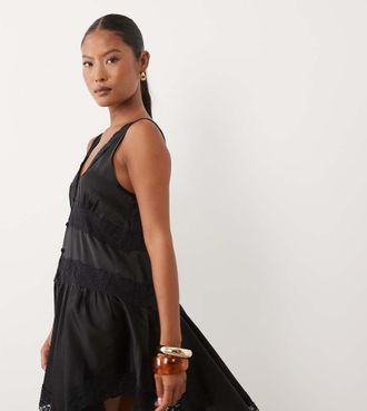 Miss Selfridge Vestito corto in raso nero con inserto in pizzo e orlo a fazzoletto