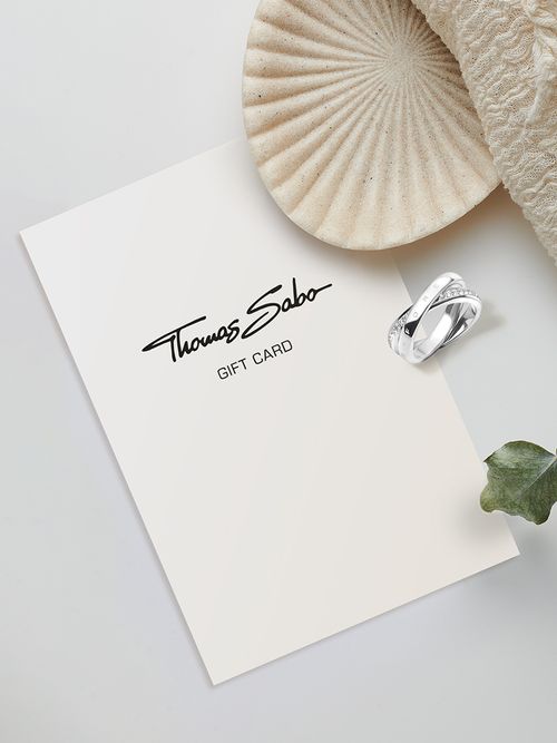 Eine Karte mit Thomas Sabo Aufschrift und ein silberner Ring