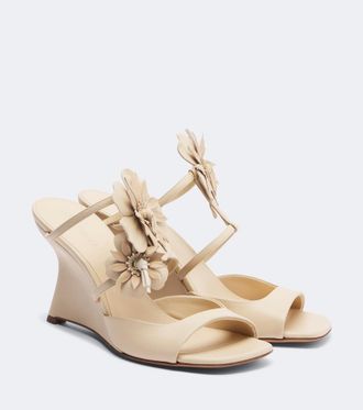 Zimmermann Mules con cu&ntilde;a Belara de piel con aplique floral