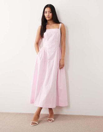 Nobody's Child Brielle - Vestito al polpaccio in cotone rosa chiaro con scollo squadrato e pieghe sui fianchi