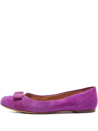 Ferragamo bow-embellished suede flats - Purple