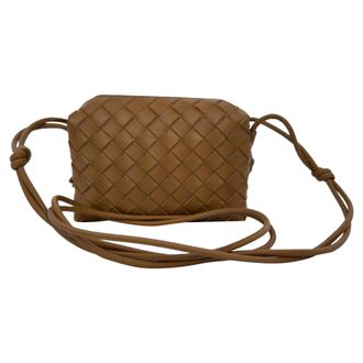 Bottega Veneta Bottega Veneta Mini Loop Camera Tas in Bruin Lamsleer