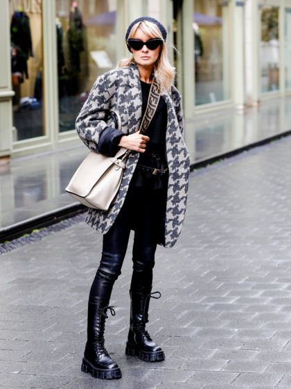 Tutte dovremmo avere dei leggings di pelle nera: ecco perché!