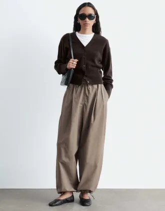 & Other Stories pantaloni parachute con laccio alla caviglia color talpa-Marrone