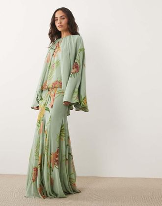 Asos Vestito lungo a mantella con godet e stampa a fiori azzurri e verdi-Multicolore