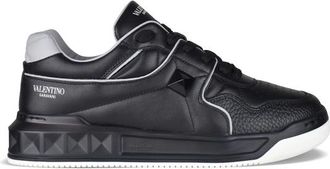 Valentino Garavani Sneakers met &eacute;&eacute;n stud Zwart