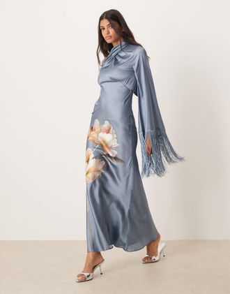 Asos Vestito lungo in raso con stampa a fiori grandi, scollo drappeggiato, taglio sbieco e frange sulle maniche-Multicolore