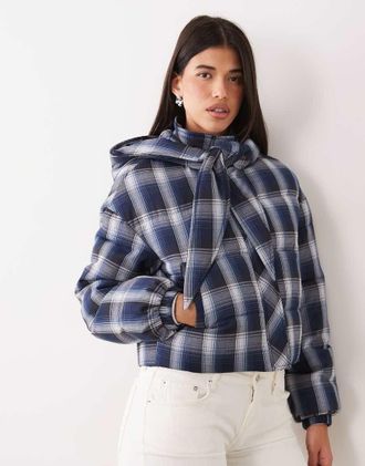 the frolic giacca piumino con cappuccio con dettaglio con laccetti sul davanti, esclusiva, a quadri blu navy-Rosso