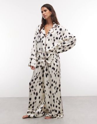 Asos set pigiama oversize in satin a maniche lunghe con stampa dalmata-Multicolore
