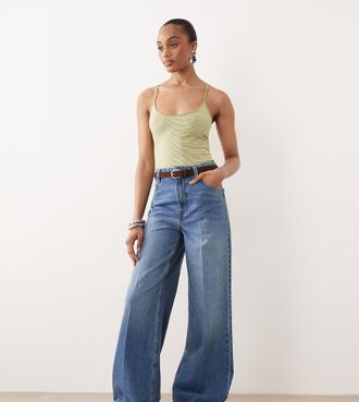 Asos Tall ASOS DESIGN Tall - Jeans a fondo ampio lavaggio chiaro con pieghe sul davanti e cintura-Blu