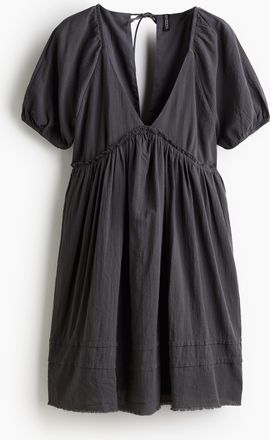 H&M Gecrinkeltes Überwurfkleid mit Bindedetail - Grau