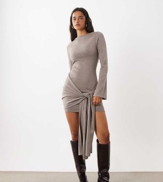 KAIIA esclusivo vestito mini lavorato a maglia con scollo ad anello, dettaglio nodo sul retro e drappeggio in vita, tortora-Neutro