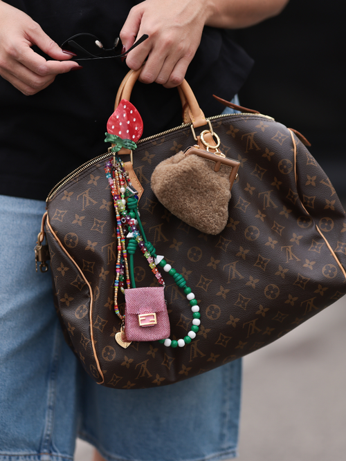 Sonia Lyson trägt eine Speedy von Louis Vuitton mit ganz vielen Charm-Anhänger in Berlin.