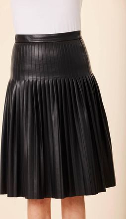 Dolce Cabo Pleated Skirt In Black