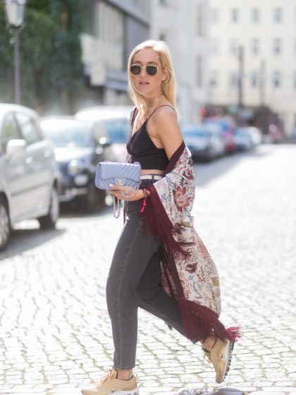 Gekleurde jeans – welke tops passen erbij?