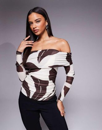 Forever New Mia - Top in rete marrone con stampa astratta e spalle scoperte in coordinato