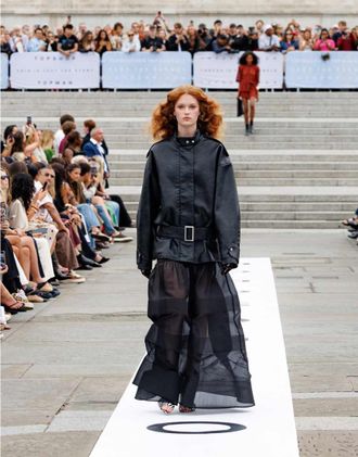 Topshop Giacca bomber corta in pelle sintetica nera con cintura-Nero