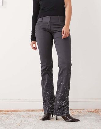 Monki Pantaloni sartoriali a zampa elasticizzati grigio scuro decorati con strass