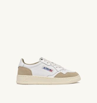Autry MEDALIST LOW SNEAKERS IN WHITE NAPPA LEATHER AND SPONGE SUEDE