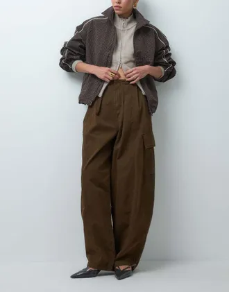 Asos pantaloni con vita a pieghe color cioccolato-Marrone