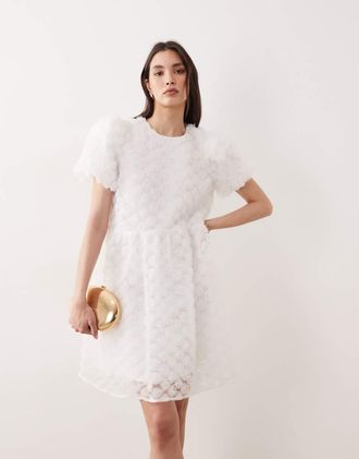 Vero Moda Vestito grembiule corto testurizzato a fiori 3D bianco gardenia