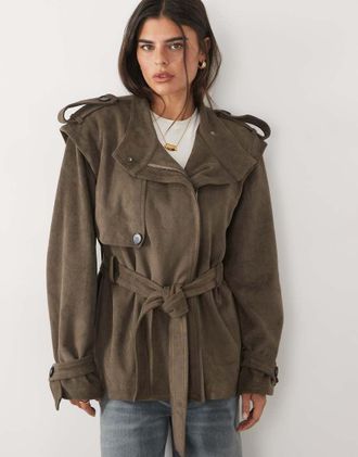 Missy Empire giacca trench in finto camoscio con collo a imbuto e cintura in vita, marrone chiaro