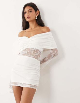JW PEI Vestito corto da sposa in maglia bianco con spalle scoperte drappeggiate e inserti in pizzo