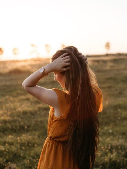 Bring Bewegung rein! Wie man braune Haare zuhause natürlich aufhellt