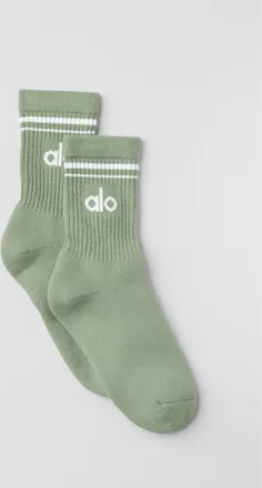 Alo | Half-Crew Throwback Socks in Dune Grass/White, Size: Medium