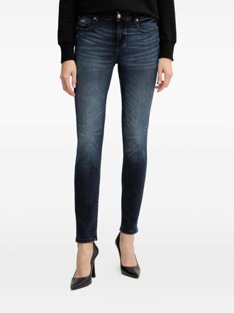 Versace Jeans Couture Jeans met logoplakkaat en riemlus - Blauw