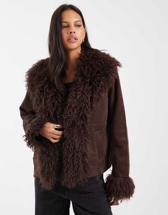 Pieces cappotto corto Penny Lane con bordo in pelliccia sintetica marrone cioccolato