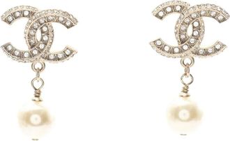 Chanel Orecchini con pendente CC placcati oro con cristalli e perle sintetiche 2010-2025