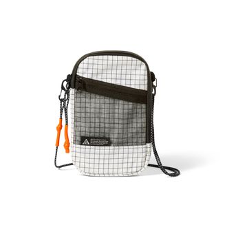Nike ACG Ultralight Phone Sling in White | N1016104-180